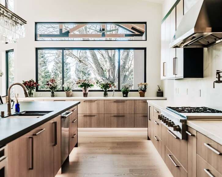 Modern Kitchen With Wood Cabinets And Large Windows 7PTnAE1DK4k